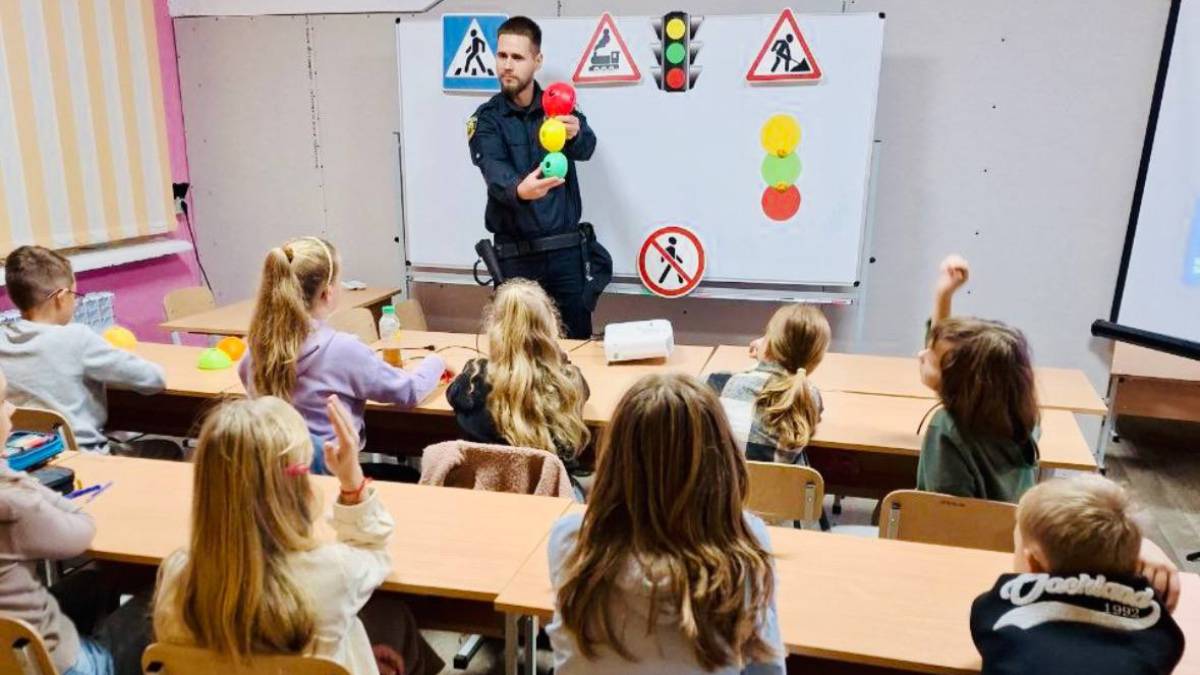 Патрульні Запоріжжя навчають школярів правил безпеки на дорогах
