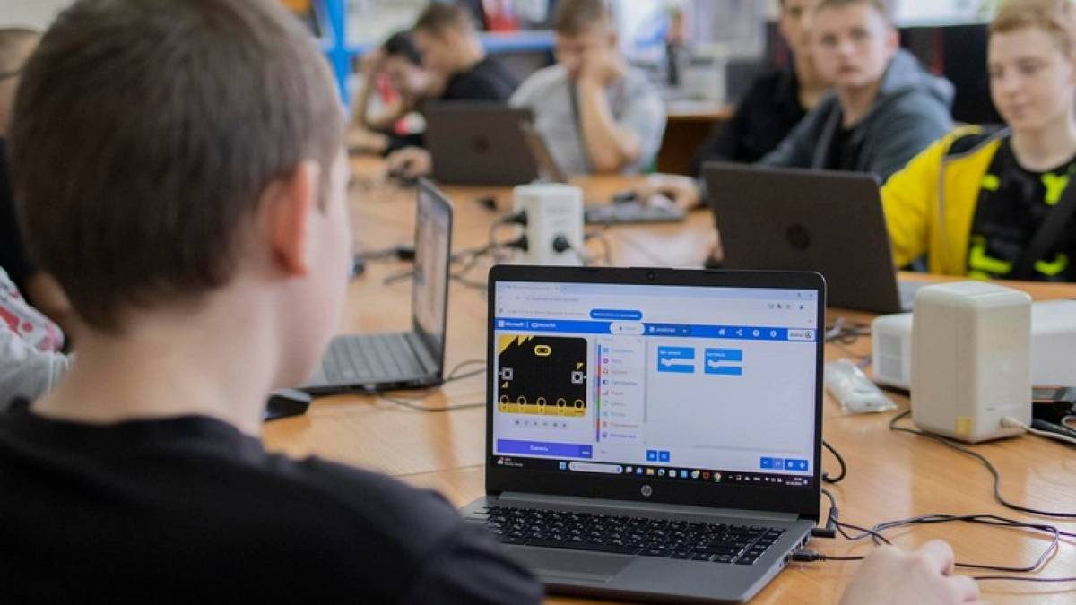 У «Запорізькій політехніці» школярі вправляються у мехатроніці