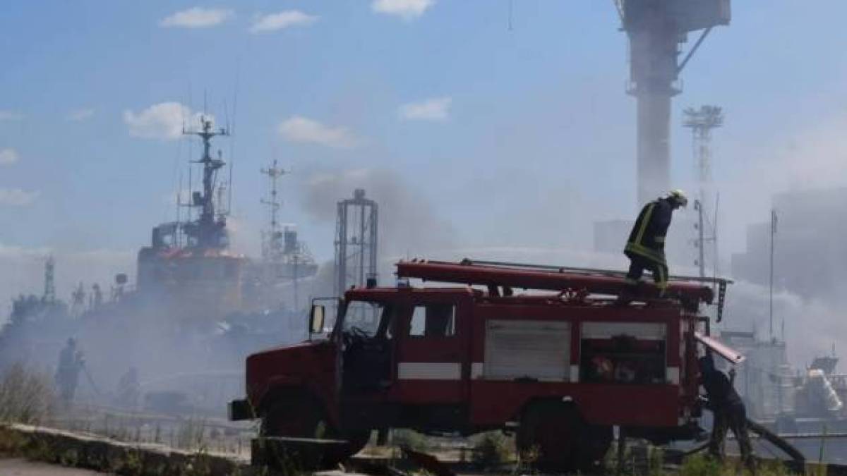 росіяни атакували балістикою порт Одеси: пошкоджені кораблі, є жертва та поранені