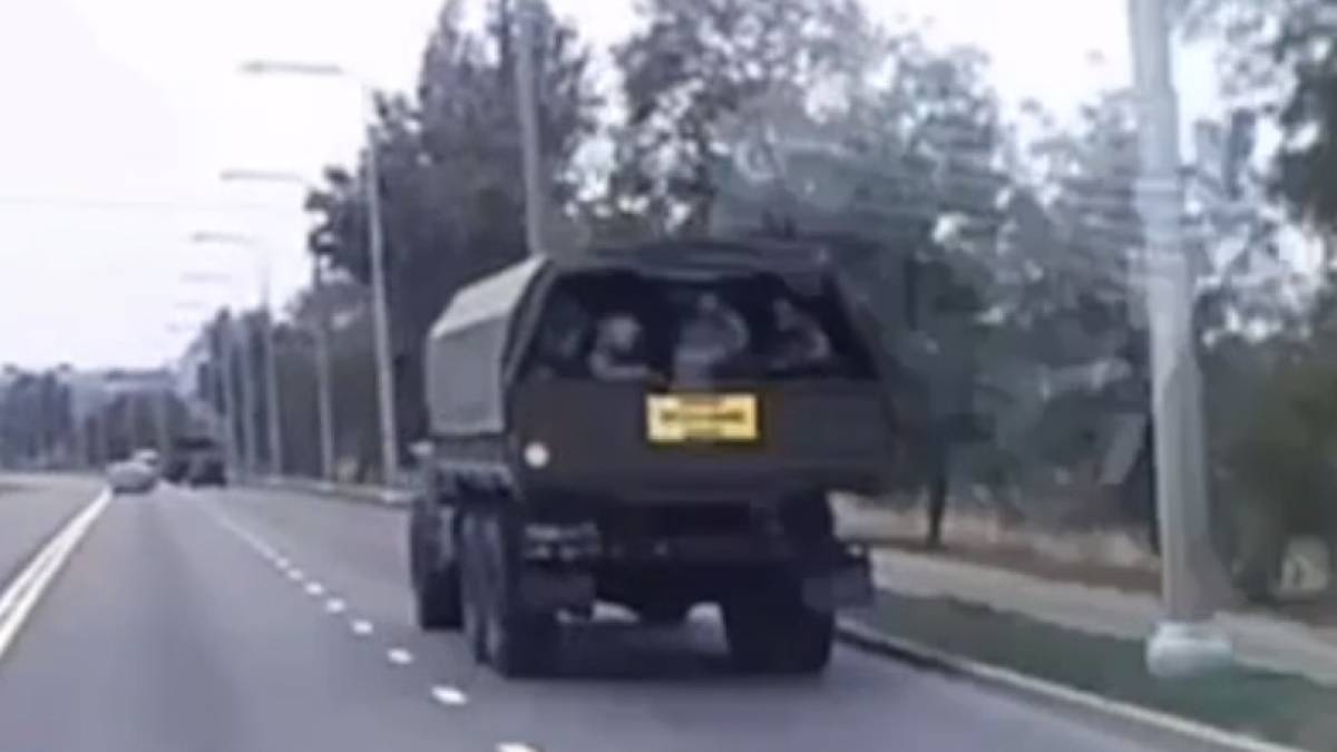 У Маріуполі зафіксували перекидання у бік Запорізької області вантажівок з окупантами (фото)