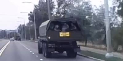 У Маріуполі зафіксували перекидання у бік Запорізької області вантажівок з окупантами (фото)