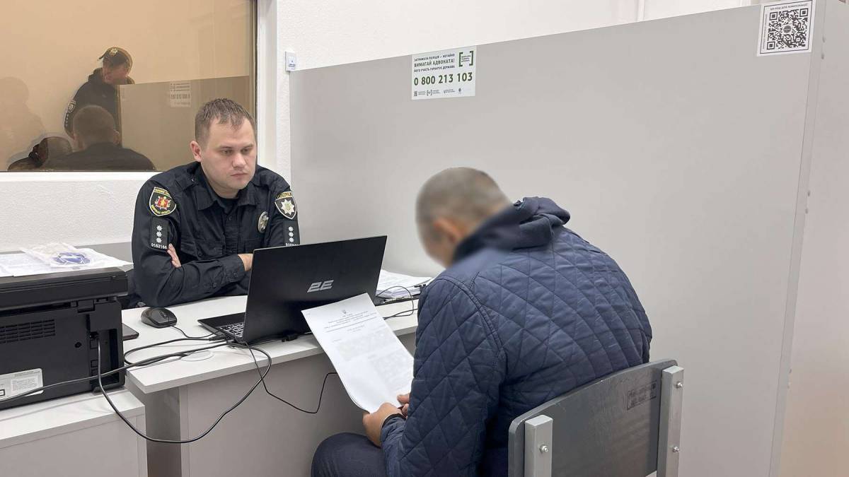 У Запоріжжі біля банкомату пограбували пенсіонерку