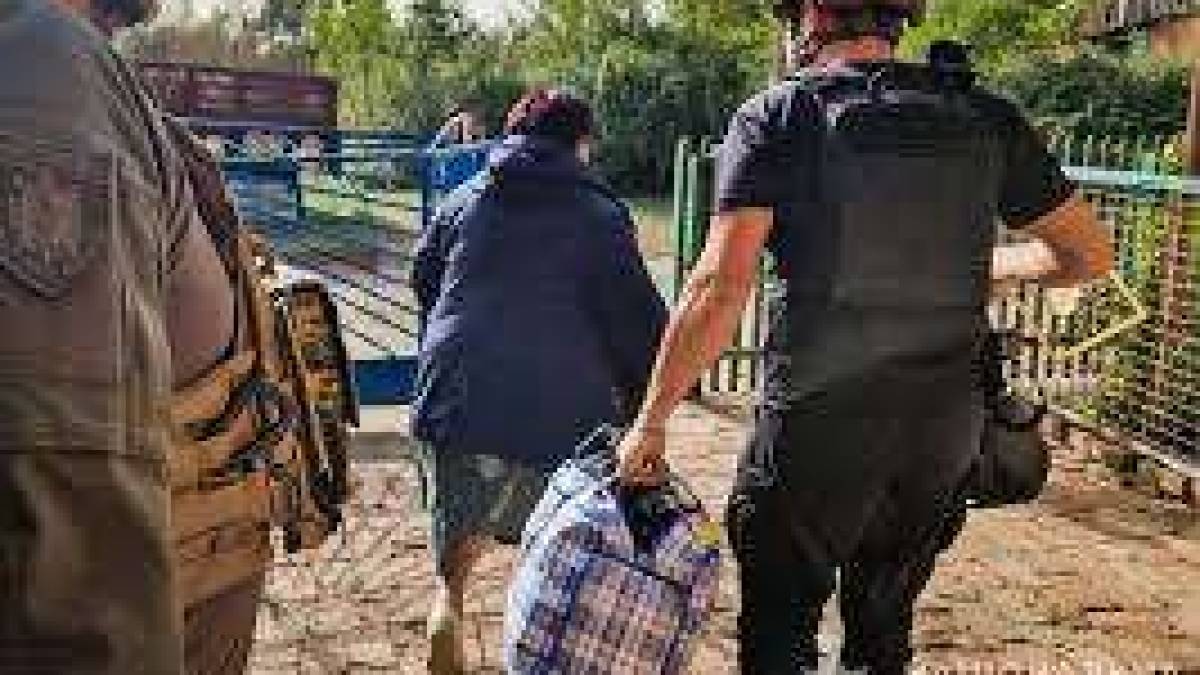 Запорізька поліція евакуювала з Малої Токмачки 7 мешканців