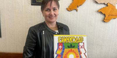 Переселенка  із захопленого ворогом Енергодара вишила герб рідного міста