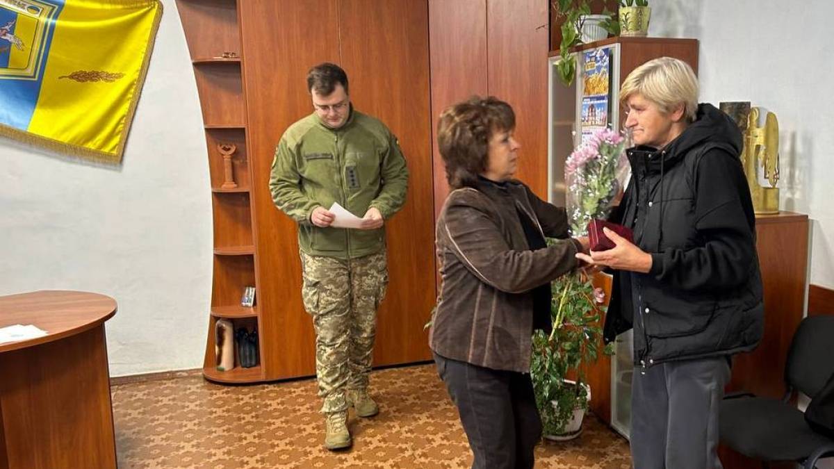 На Запоріжжі матері загиблого героя вручили орден, яким посмертно нагороджено її сина