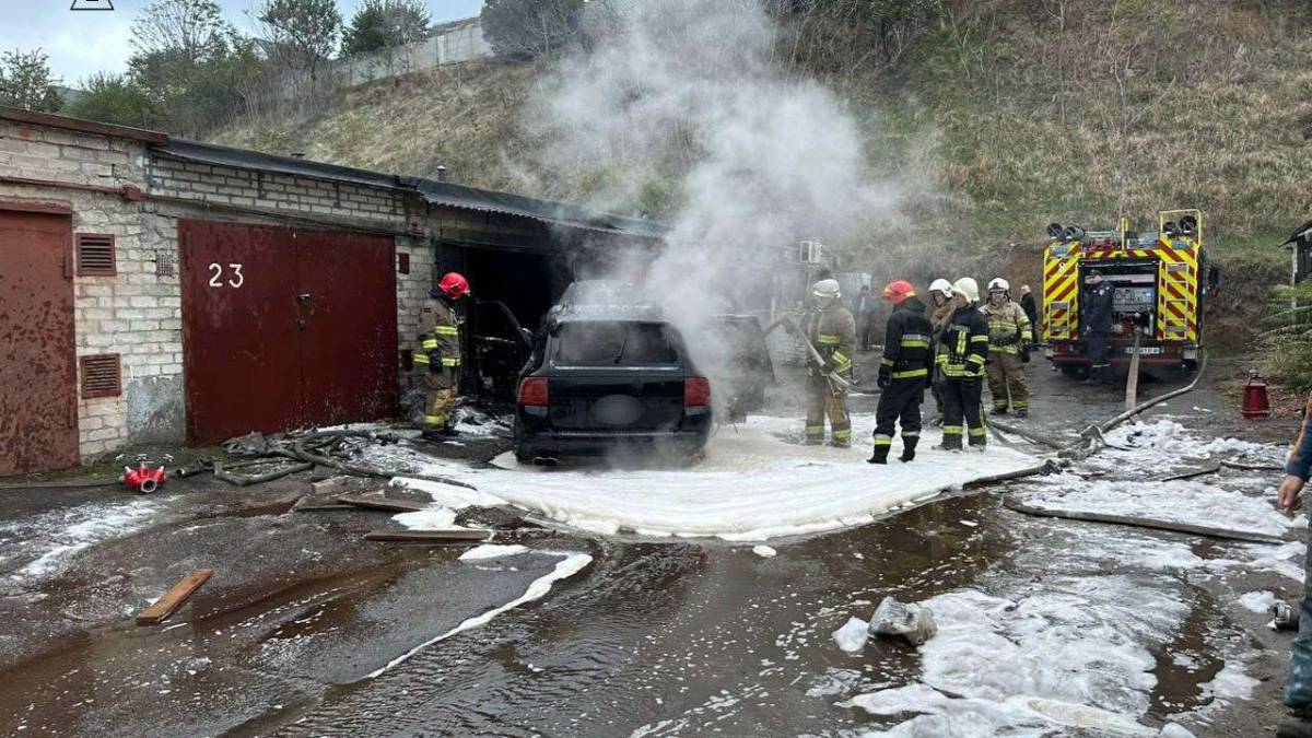 У Запоріжжі спалахнув гараж разом із автомобілем