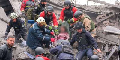 Рятувальники деблокують жінку з постраждалого будинку