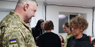 Для запорізьких школярів провели урок мужності оператори БПЛА (фото)