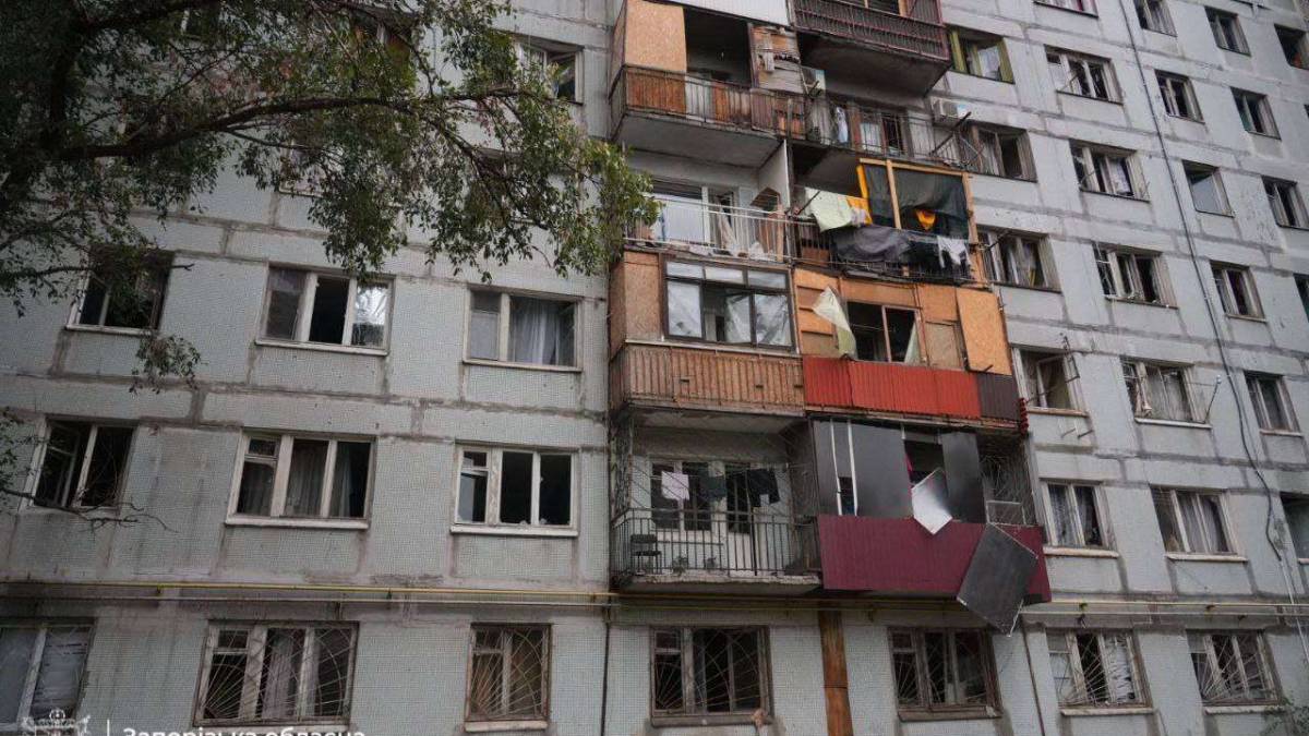 Сім людей поранено, понад 30 будинків пошкоджено. Такі попередні наслідки ворожого удару по Запоріжжю