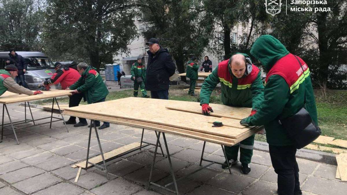 У Запоріжжі триває ліквідація наслідків ворожої атаки по місту