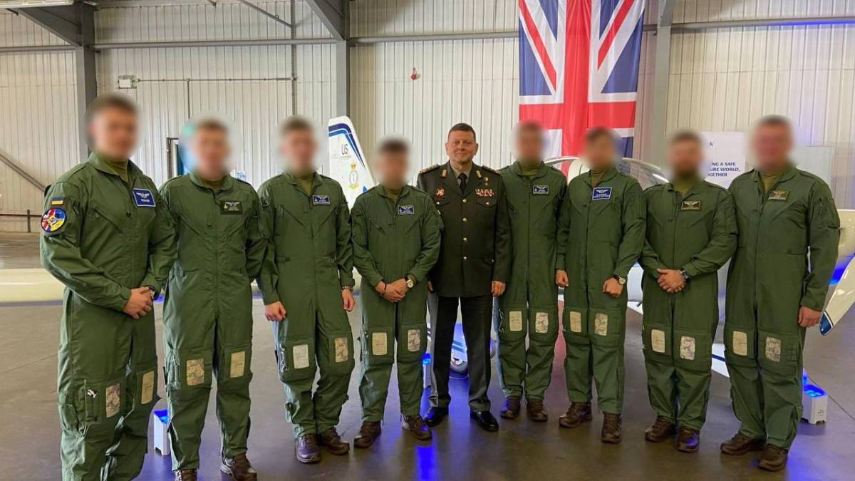 Ще одна група українських пілотів завершила підготовку у Великій Британії
