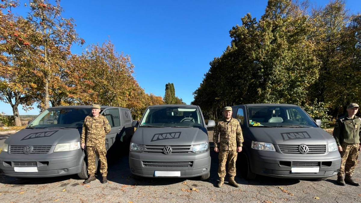 Запорізькі гвардійці для виконання бойових завдань отримали 3 нових авто