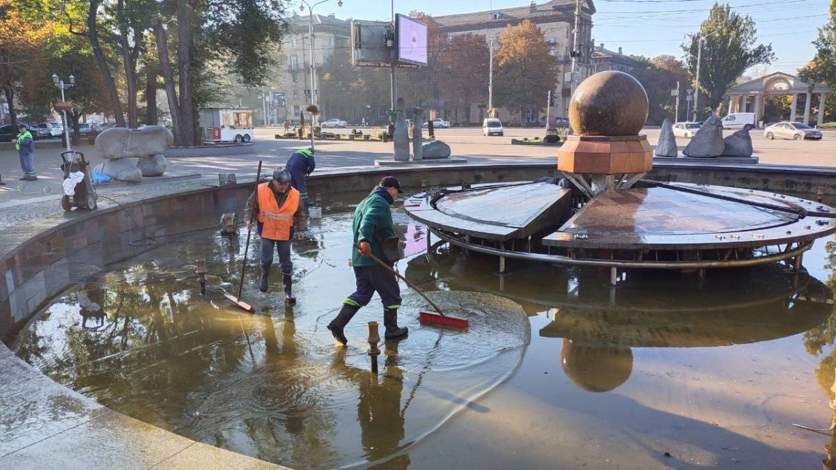У Запоріжжі готують фонтани до зими – фото