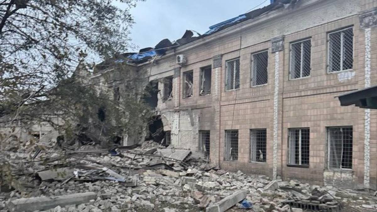 росіяни зруйнували офіс Українського Червоного Хреста на Донеччині