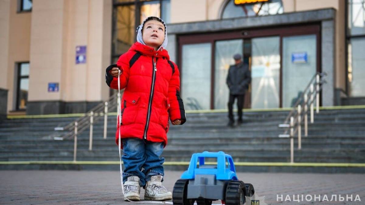Поліцейський евакуював багатодітну сім’ю з Приморського від обстрілів рф