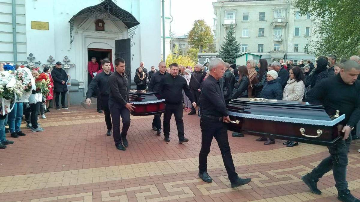 У Сумах попрощалися з родиною, яка загинула від удару «шахеда»