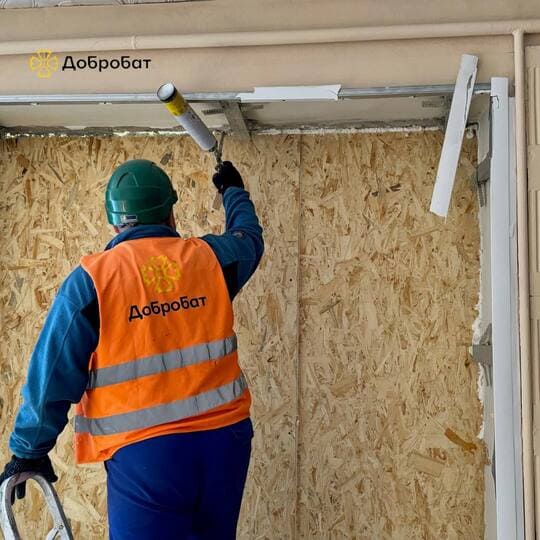 Запорізькі добробатівці усувають наслідки російського обстрілу. Фото: Запорізькій будбатальйон &ldquo;Добробат&rdquo;