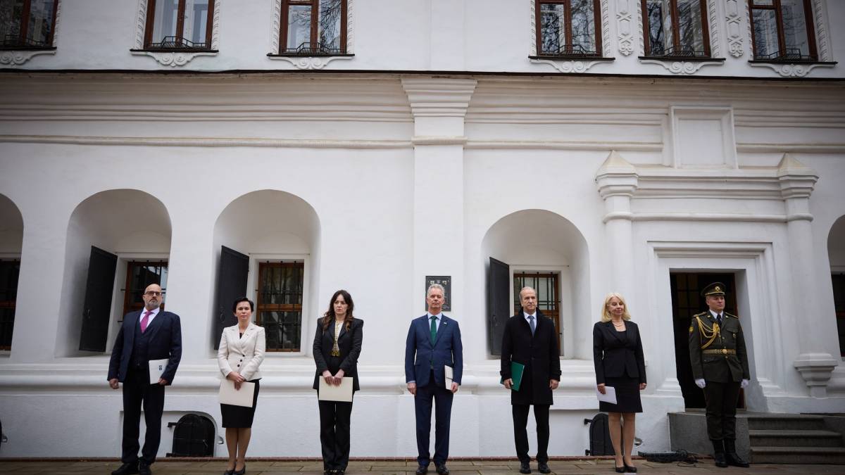 Зеленський прийняв вірчі грамоти у послів шести країн, які почали свою місію в Україні