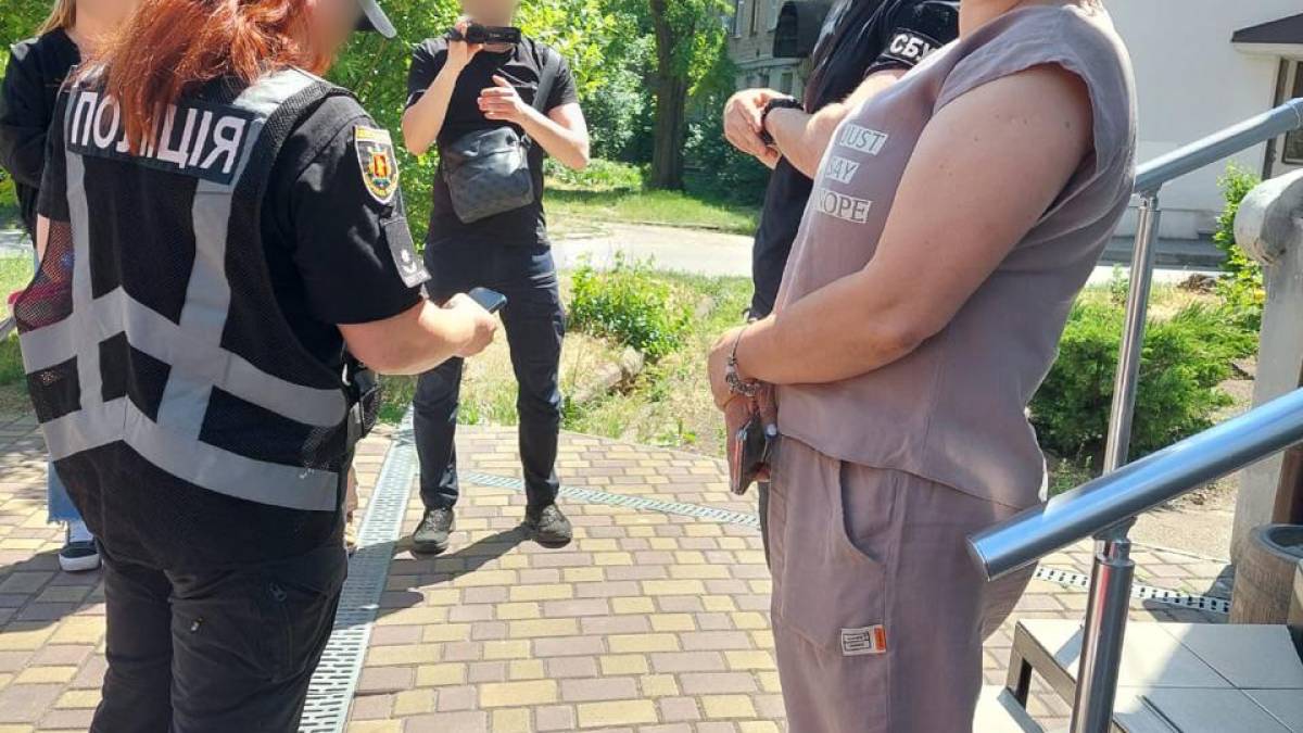 У Запоріжжі землевпорядниця обіцяла підприємцю за 50 тисяч доларів “вирішити” земельне питання