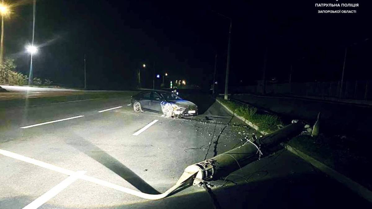 У Запоріжжі нетвереза водійка збила електроопору – фото