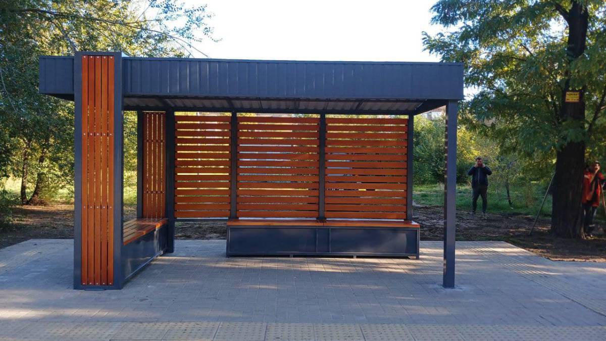 У Запоріжжі встановлюють модернізовані зупинки — фото