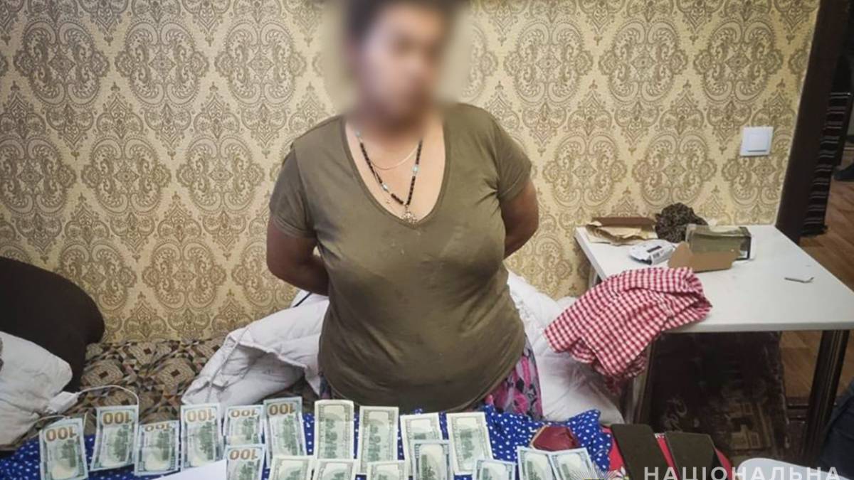 У Запоріжжі шахрайка під приводом “зняття порчі” вкрала в пенсіонерки гроші та прикраси