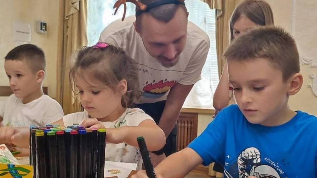Бердянськім дітлахам допомогли написати листи Миколі Чудотворцю «Олені святого Миколая»