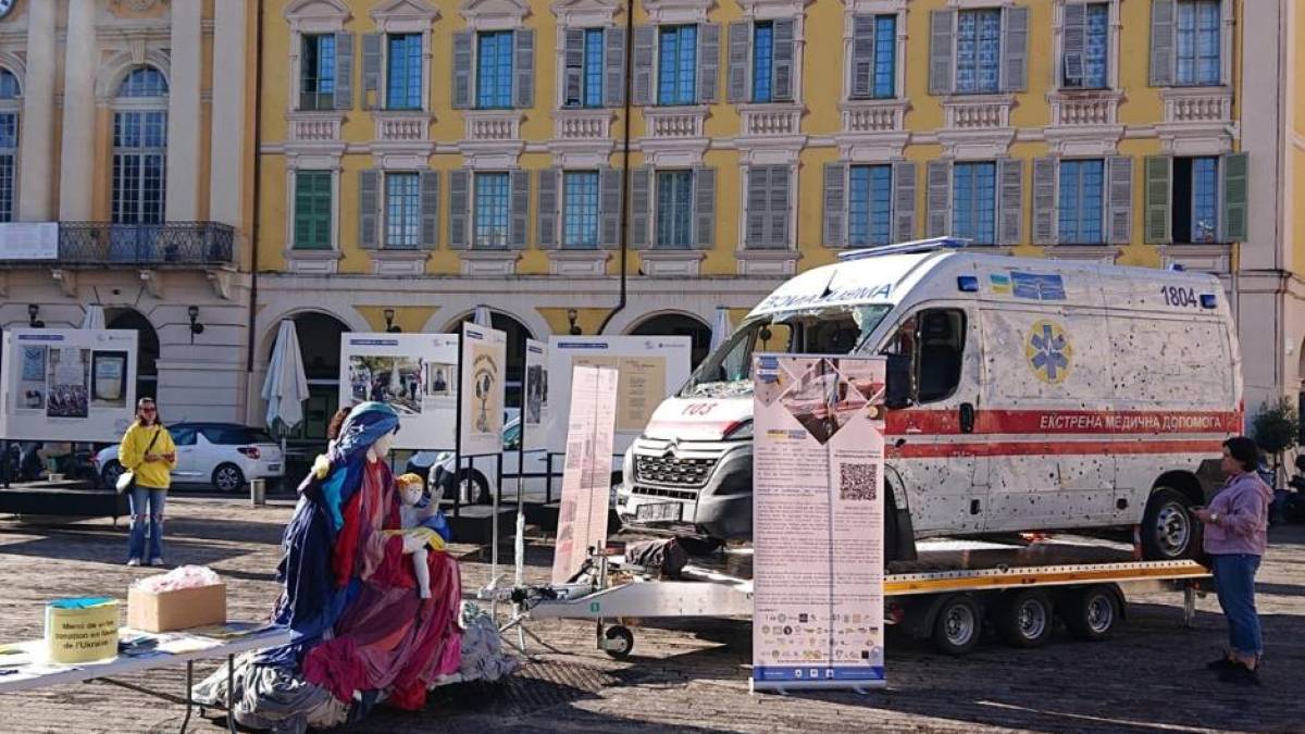 Розстріляна рашистами «швидка» подорожує містами Франції