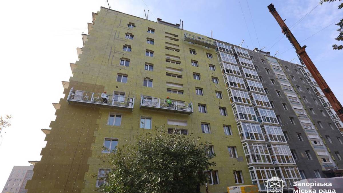 У Запоріжжі 11 мешканців пошкодженого рф будинку отримали ключі від своїх відновлених квартир