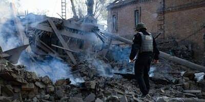 Оріхівські поліцейські документують наслідки російських авіабомбардувань по будинках мирних людей