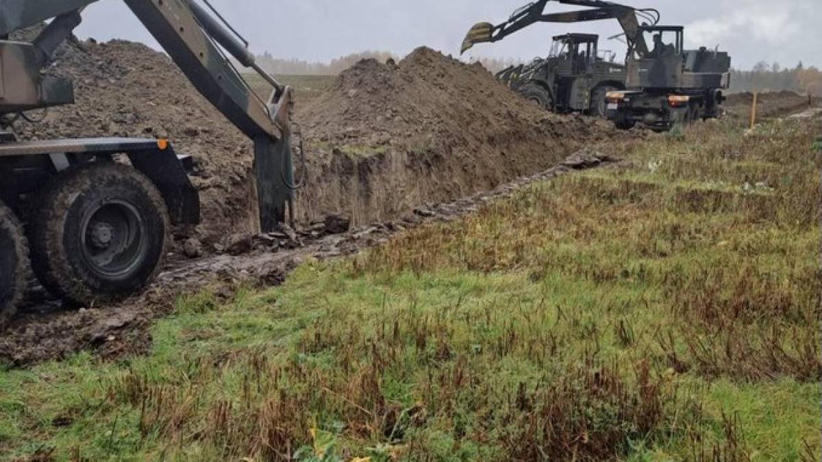 Польща почала будівництво  лінії укріплень  на кордонах з рф та білоруссю — Дональд Туск