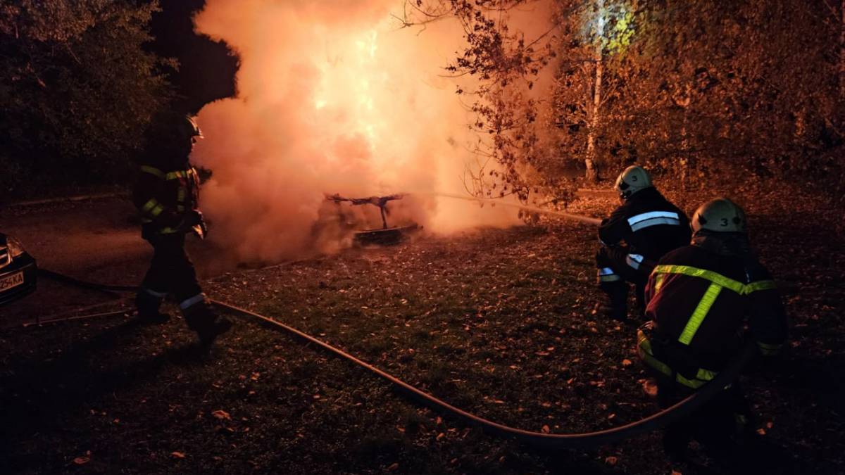 У дворі багатоповерхівки Запоріжжя згоріли два автомобіля