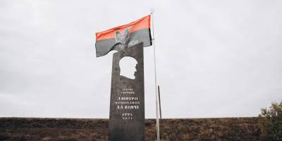 На Донеччині відкрили пам’ятну стелу на честь Дмитра Коцюбайла “Да Вінчі”