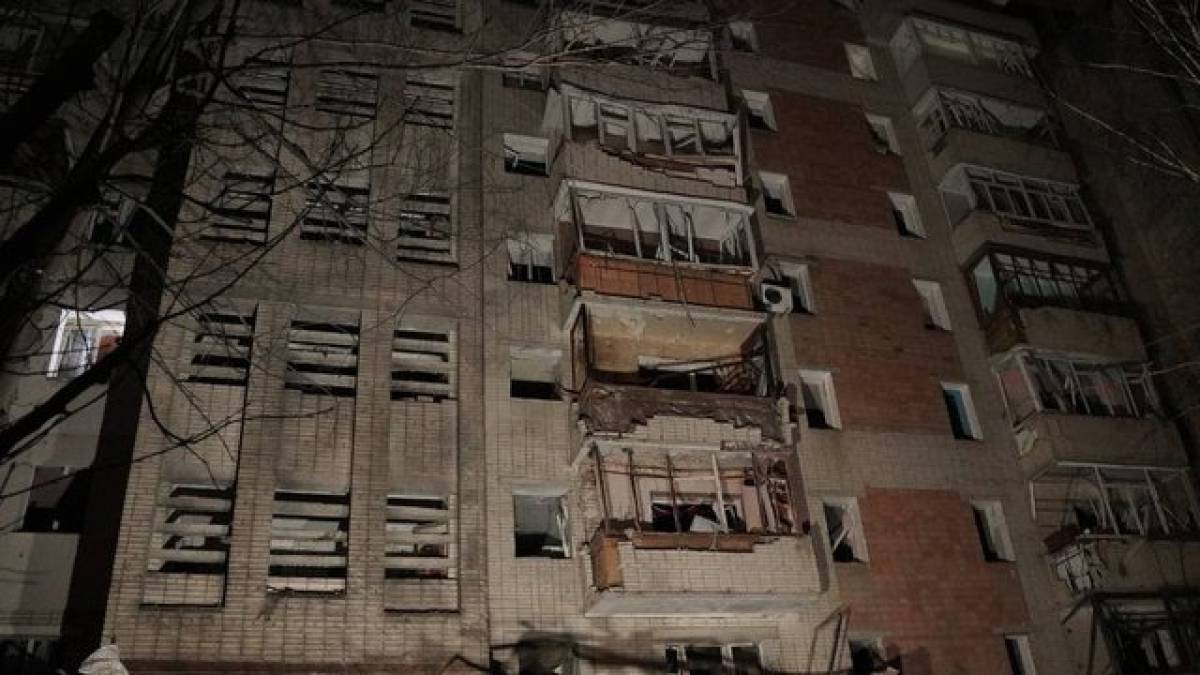 Російський безпілотник влучив у багатоповерхівку в Сумах, є постраждалі