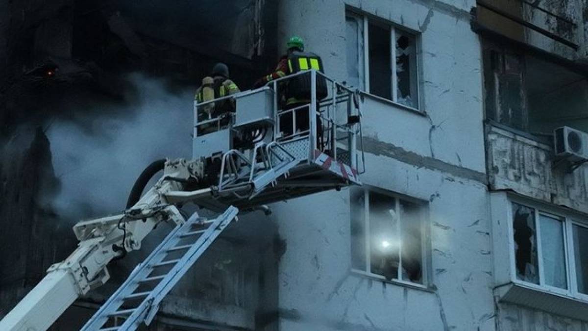 У Києві ліквідовано пожежу в багатоповерхівці після падіння уламків ворожого БпЛА, є постраждалі