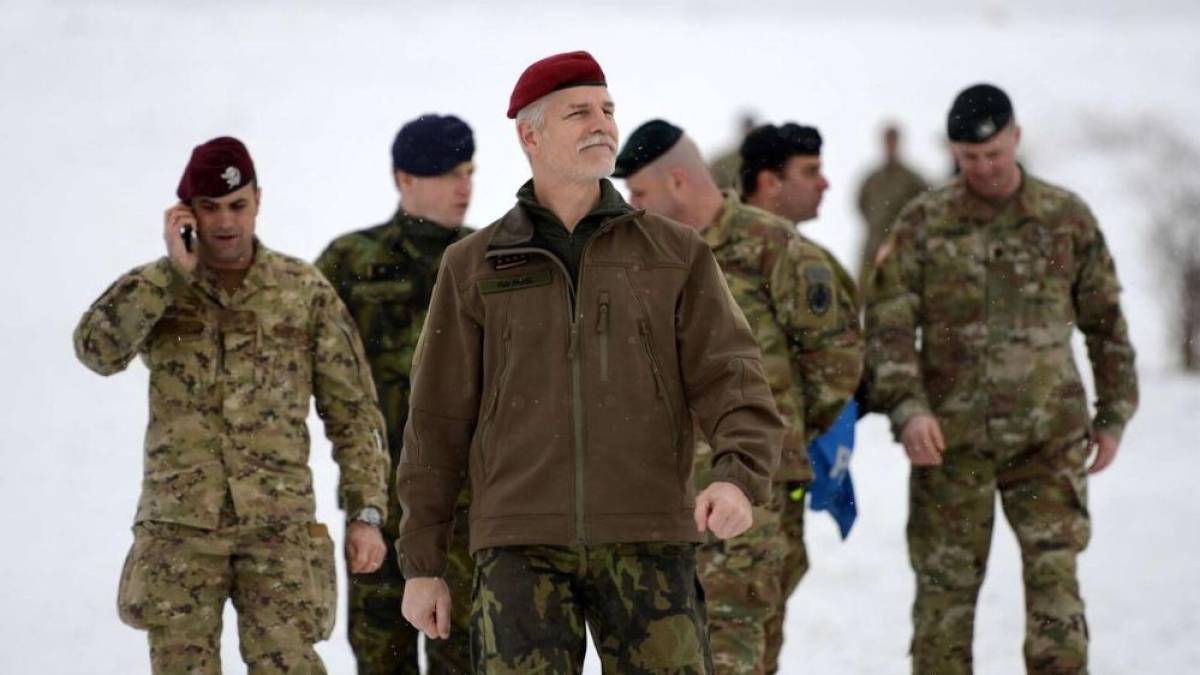 Президент Чехії схвалив заявки 60 громадян на службу в української армії