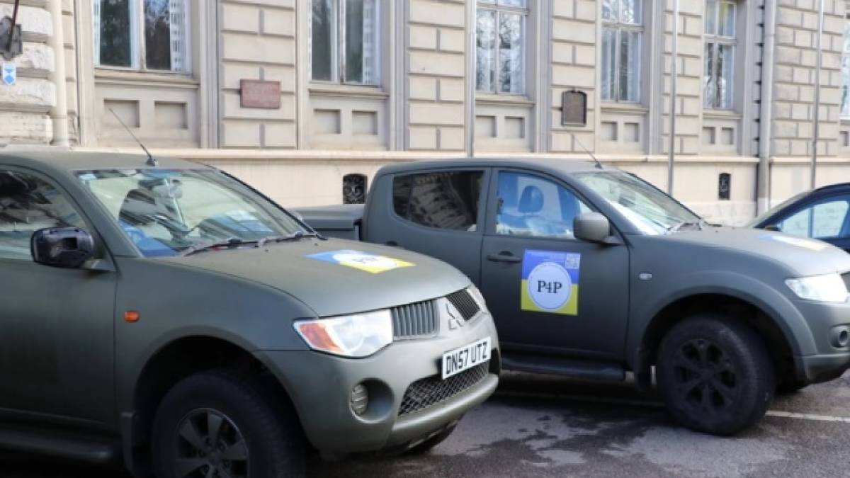 «Пікапи для миру»: британські волонтери і фермери передали 38 позашляховиків для ЗСУ