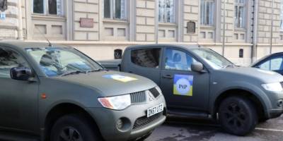 «Пікапи для миру»: британські волонтери і фермери передали 38 позашляховиків для ЗСУ