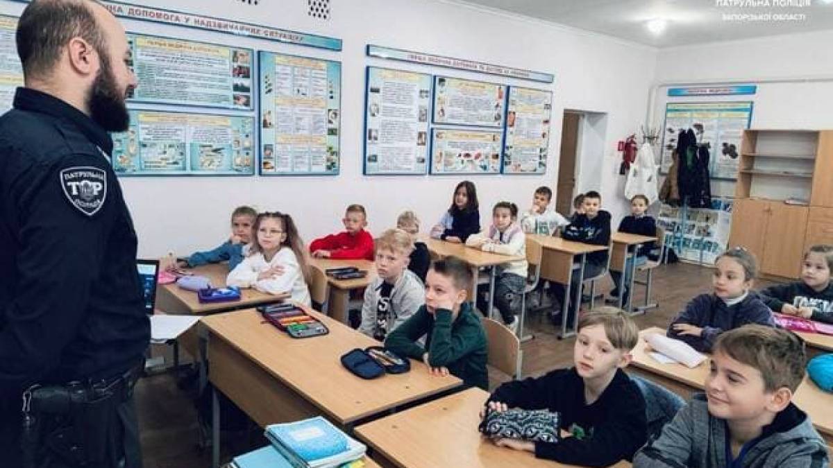 У Запоріжжі шкільні офіцери поліції продовжують навчати дітей основам безпеки