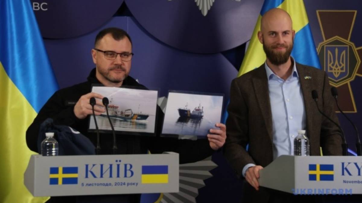 Два судна і 40 тисяч респіраторів: Швеція передала МВС два пакети допомоги