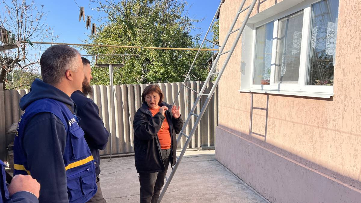 На Запоріжжі благодійники допомагають мешканцям села ремонтувати зруйновані обстрілами будинки