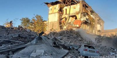 росіяни вдарили по Запоріжжю КАБами, загинула людина, 18 – поранені, серед них двоє малюків: на місцях ударів працюють поліцейські