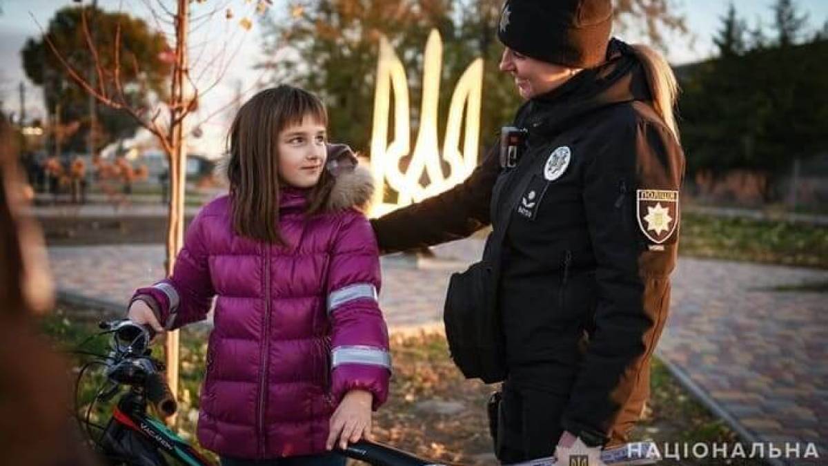 Запорізькі поліцейські офіцери громади роздали жителям села Володимирівське флікери