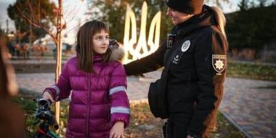 Запорізькі поліцейські офіцери громади роздали жителям села Володимирівське флікери