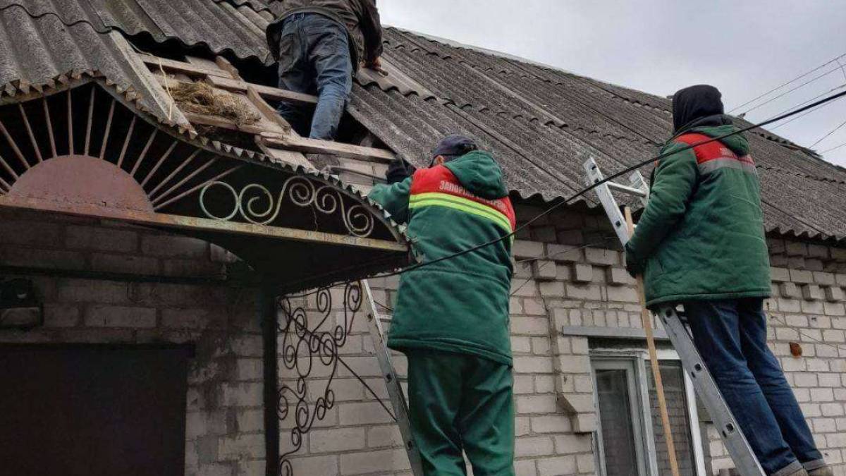 Триває ліквідація наслідків російського обстрілу Запоріжжя