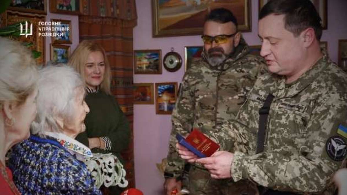 ГУР привітало зв’язкову УПА зі 100-річним ювілеєм і нагородило медаллю