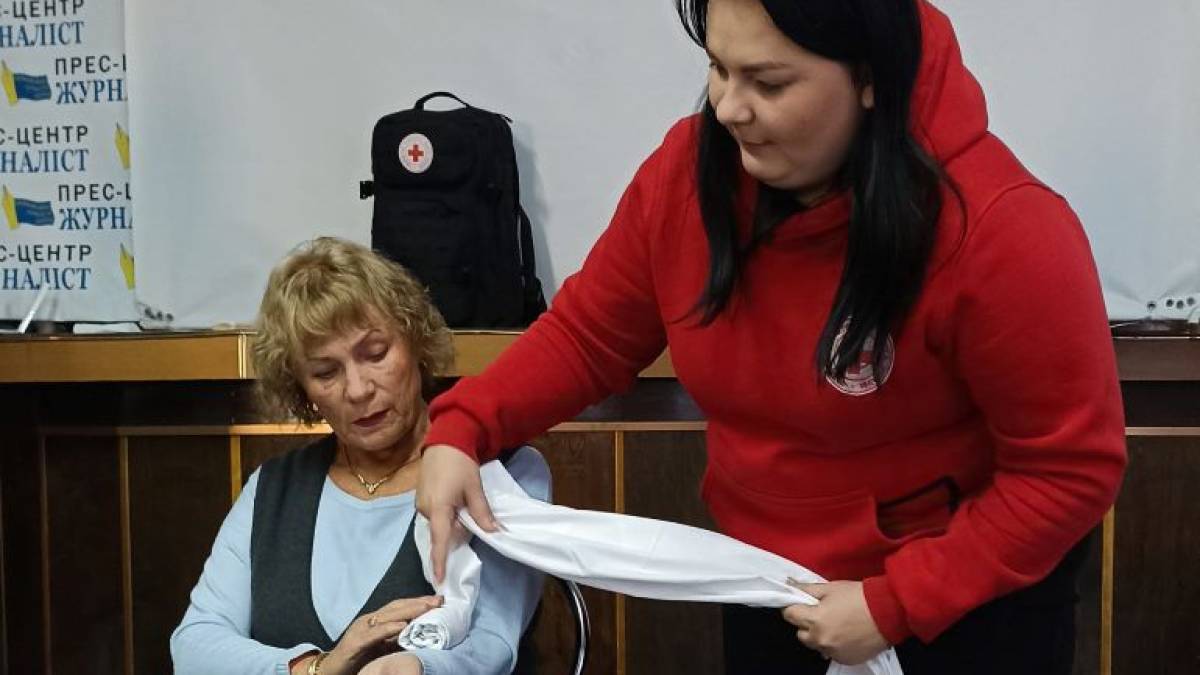 У Запоріжжі журналісти пройшли тренінг щодо захисту життя і здоров’я в екстремальних умовах
