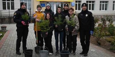 З нагоди Всесвітнього дня доброти запорізькі поліцейські служби освітньої безпеки разом із школярами висадили дерева🌳