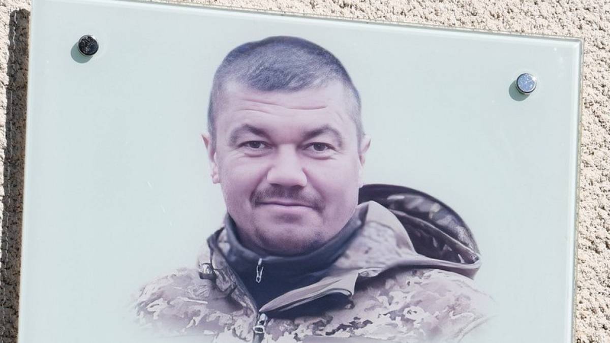 На честь загиблого на Запоріжжі добровольця Ігоря Мартиняка відкрили меморіальну дошку