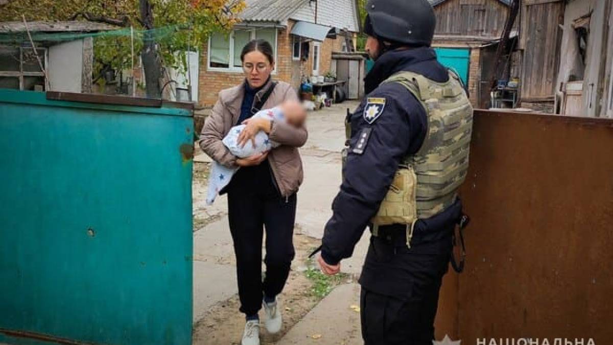 Поліцейські евакуювали зі Степногірської громади двох літніх чоловіків та маму з чотиримісячним малям- фото, відео